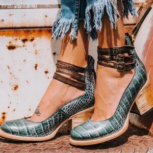 BNIB BEAUTIFUL handmade pure leather Freebird RANDI in Turquoise Croc, Size 8